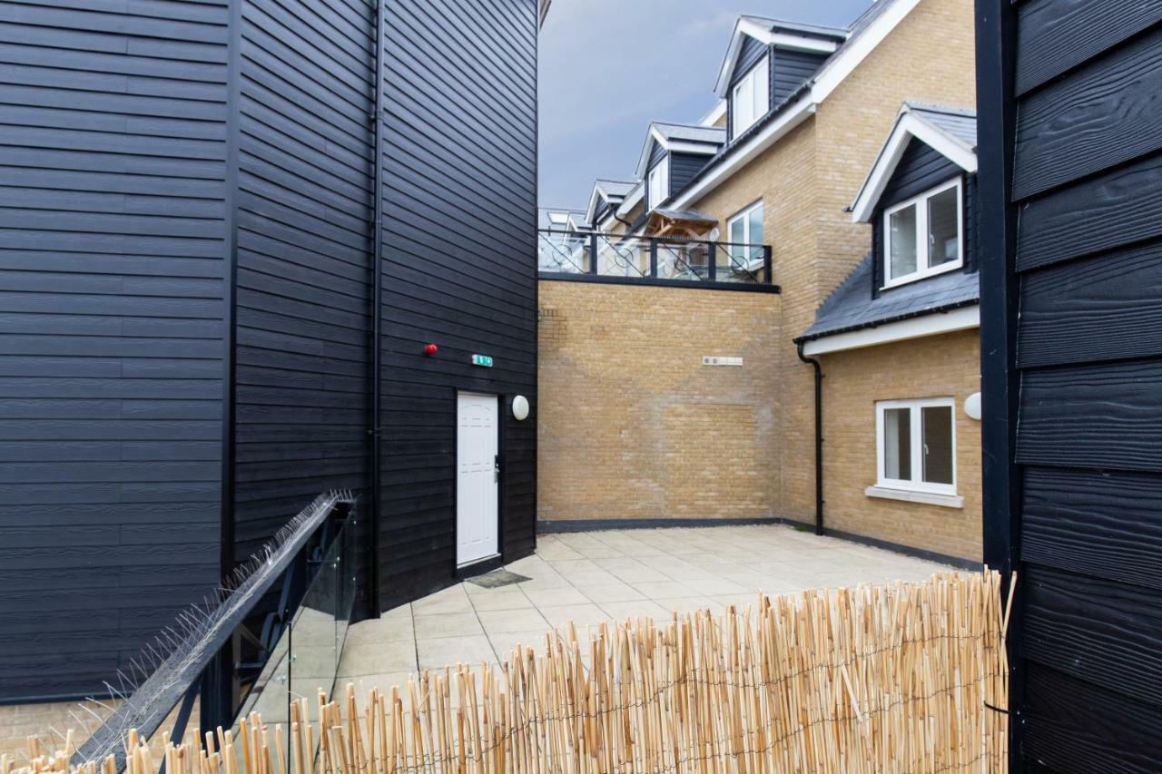 Velvet 2-Bedroom Apartment, Brewery Road, Hoddesdon Extérieur photo